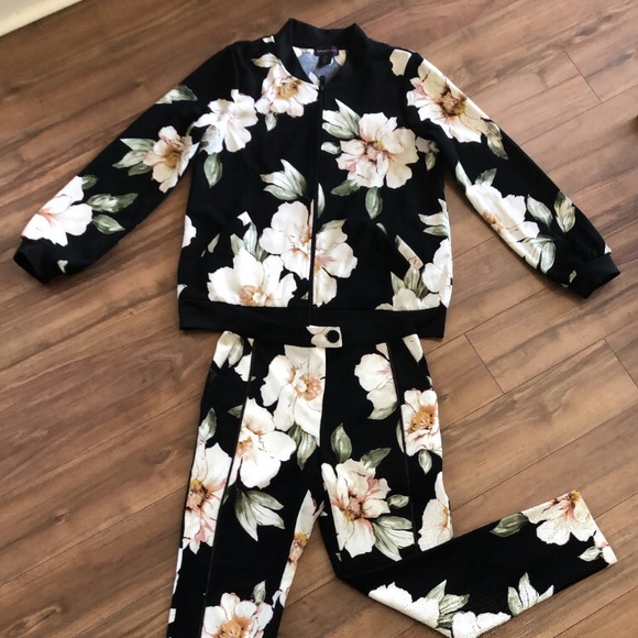 Floral bomber jacket and cropped pants set. - Picture 3 of 6